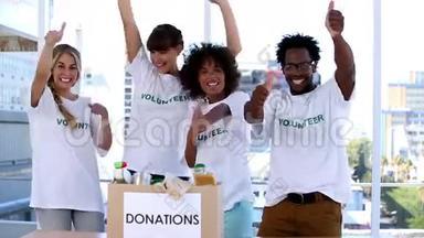 一群快乐的志愿者举起手臂